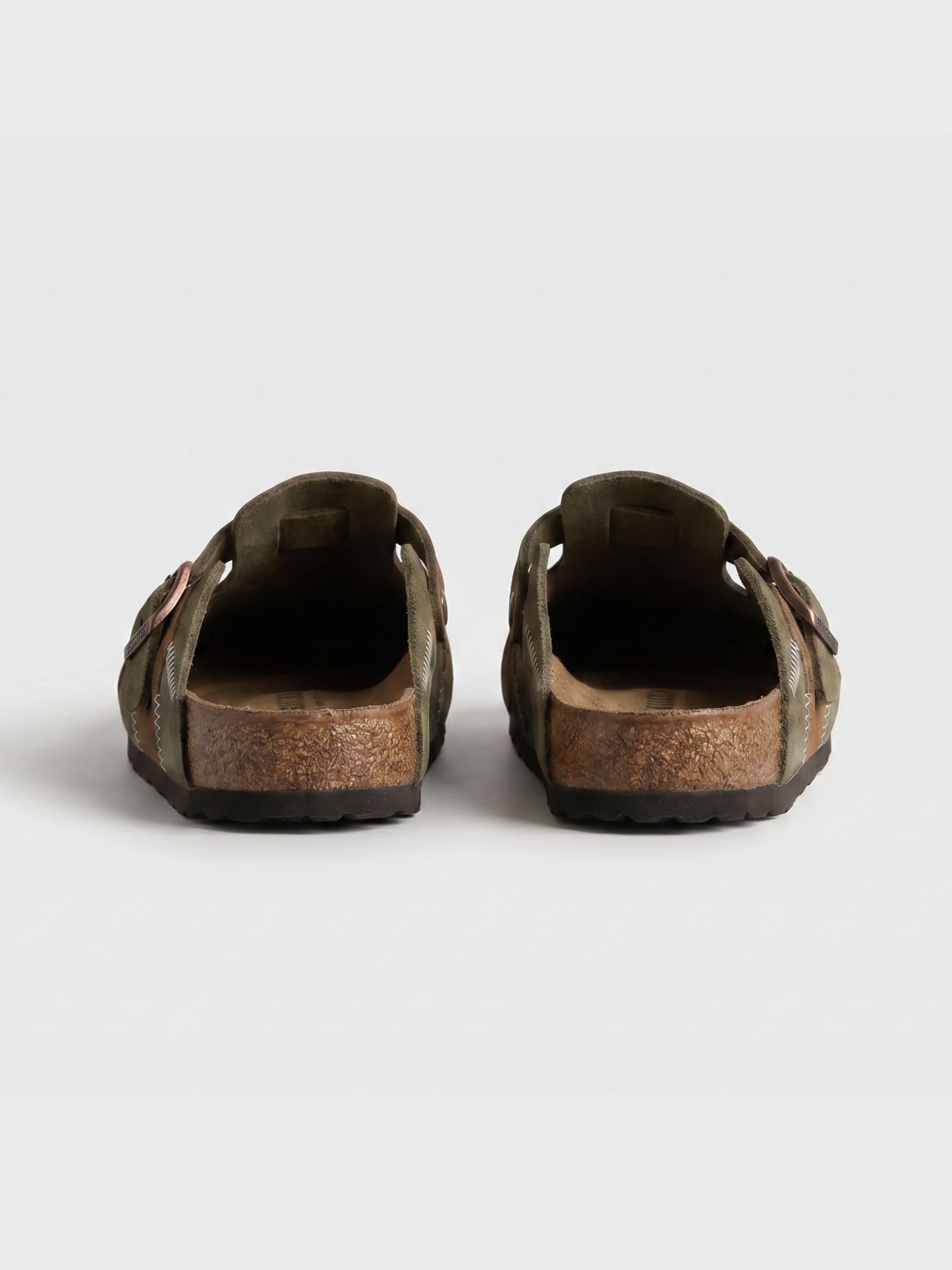 Unisex Clogs aus beigem Veloursleder im Patchwork-Stil, Paar im Studio