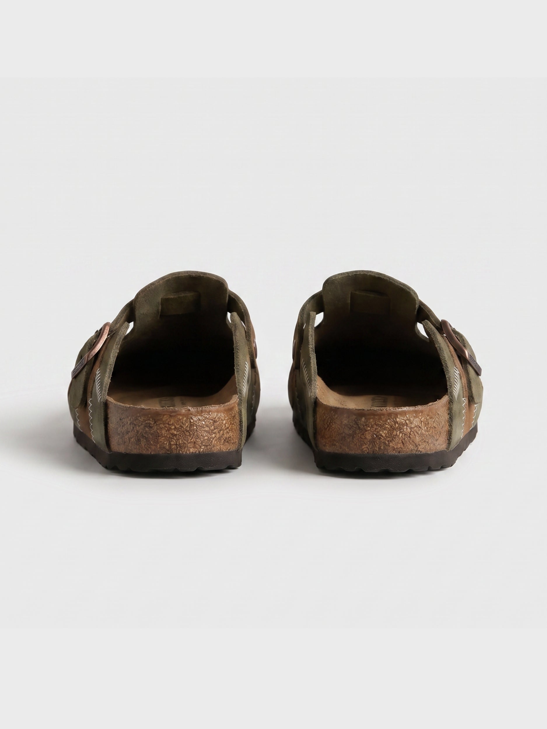 Unisex Clogs aus beigem Veloursleder im Patchwork-Stil, Paar im Studio