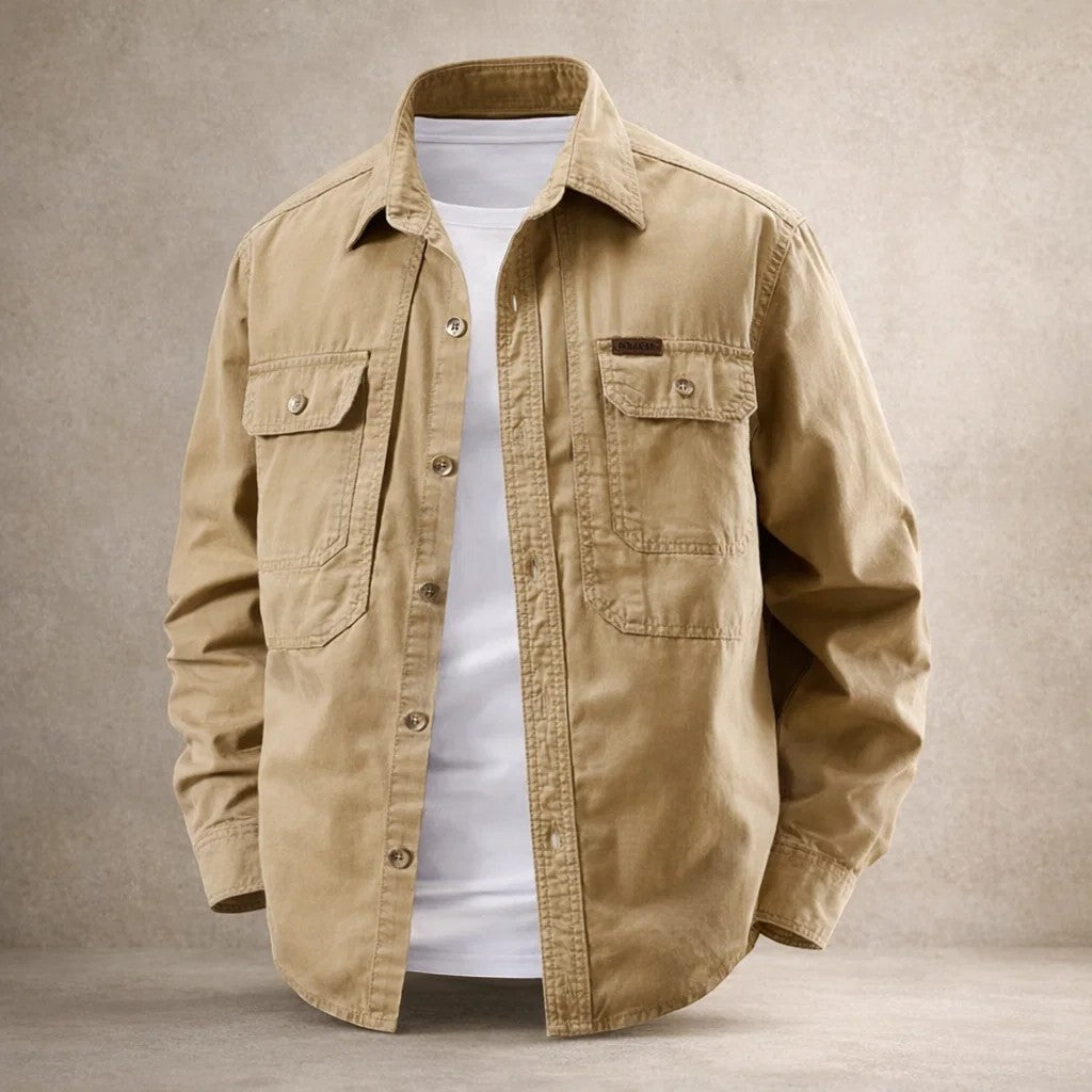 Detailansicht des Herren-Overshirts aus Baumwolle mit Knopfleiste