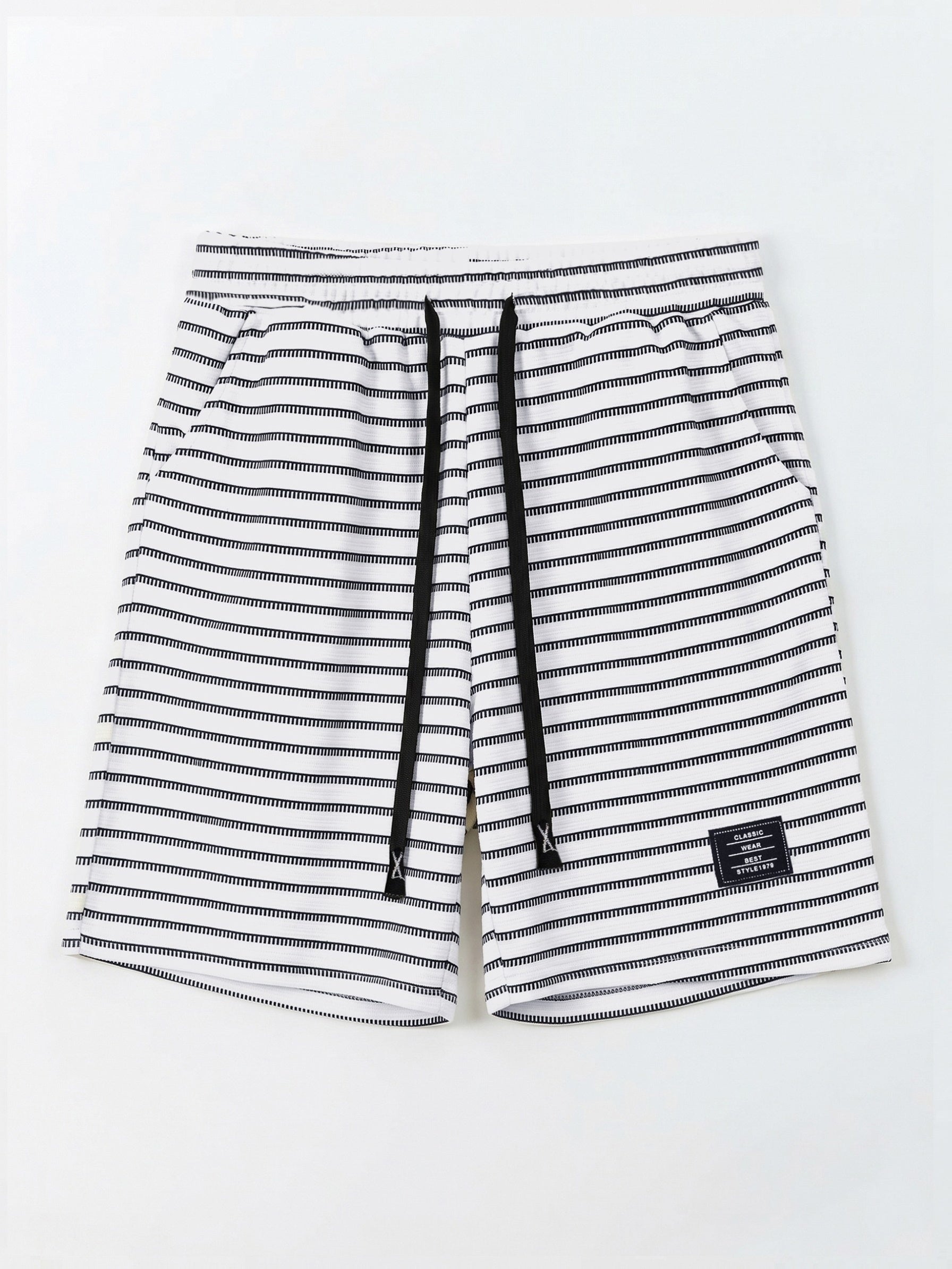 Herren Shorts mit Waffelstruktur am Model aus leicht seitlicher Perspektive