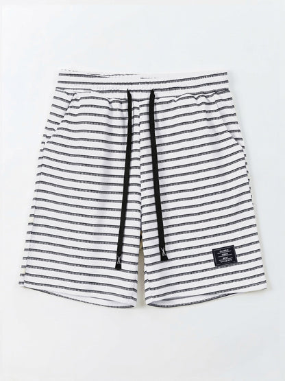 Herren Shorts mit Waffelstruktur am Model aus leicht seitlicher Perspektive