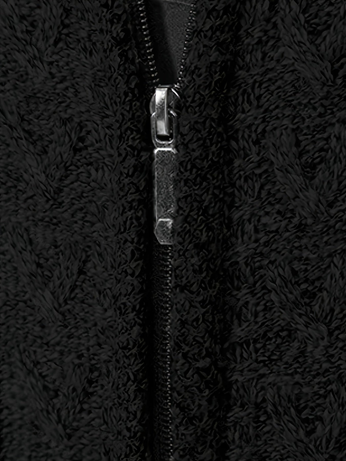 Detailansicht der Strickstruktur an der Herren-Strickjacke