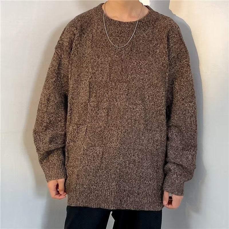 Herrenpullover mit Rautenmuster an einem Model präsentiert