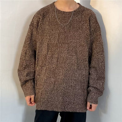 Herrenpullover mit Rautenmuster an einem Model präsentiert