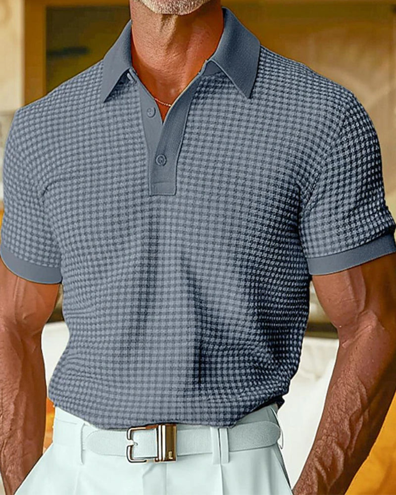 Herren-Poloshirt in seitlicher Ansicht mit kurzen Ärmeln und geradem Schnitt