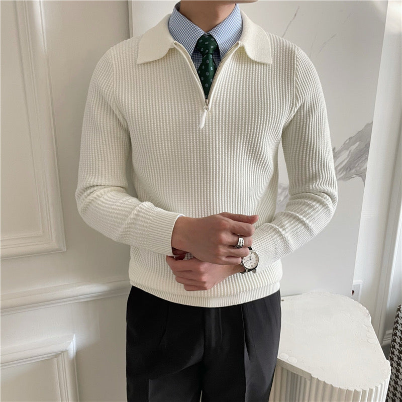 Detailansicht von Bündchen und Saum des Herren Strickpullovers