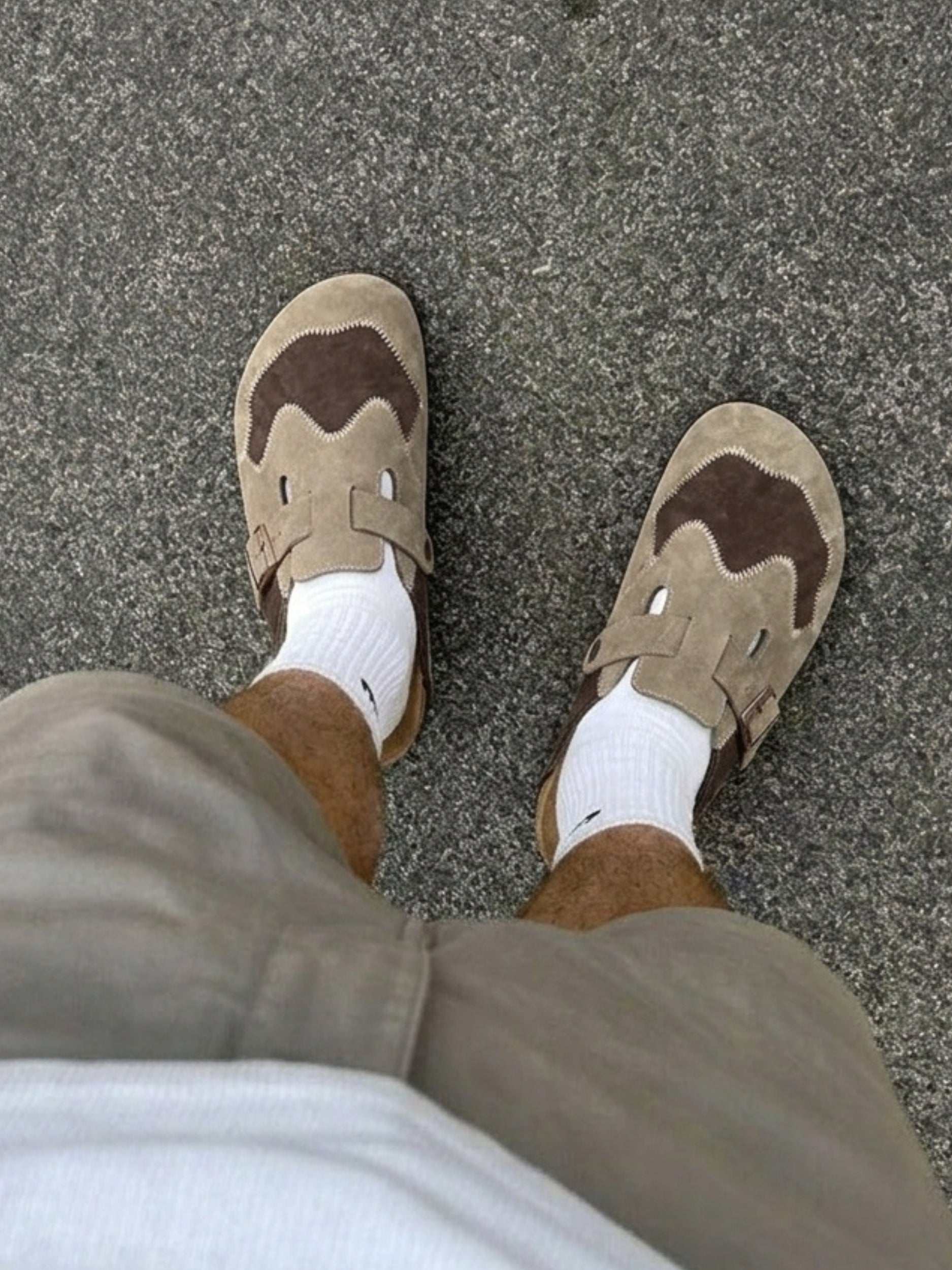 Unisex Clogs in Beige mit Veloursleder-Patchwork, Profilansicht der Sohle