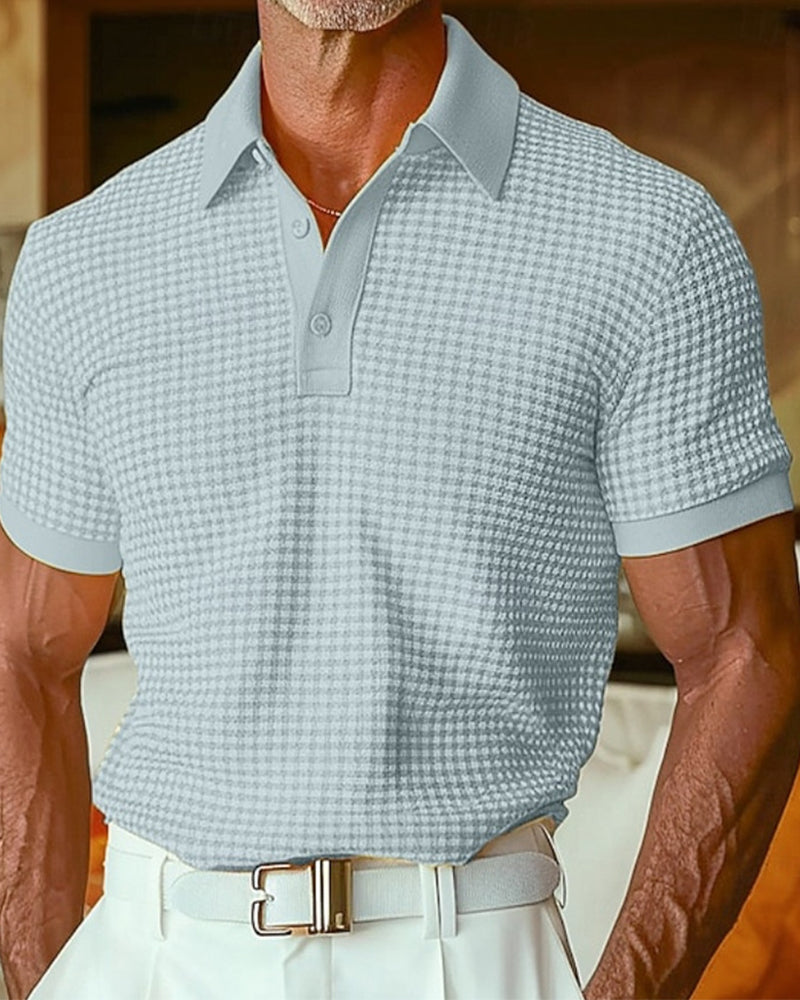 Herren-Poloshirt getragen im lässigen Freizeitlook mit klassischem Schnitt