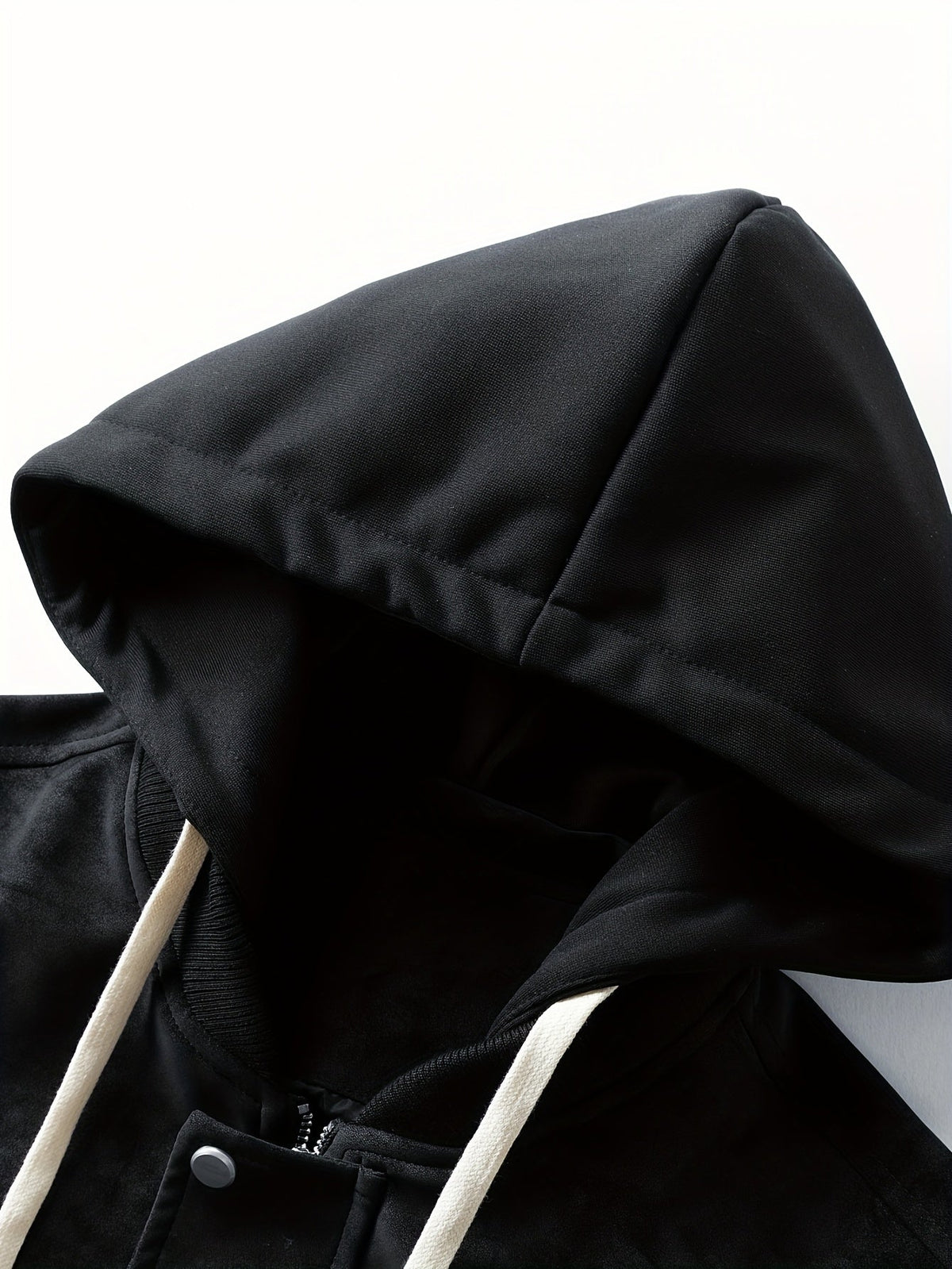Kapuzenjacke von vorn mit sichtbarem Reißverschluss und Kapuze