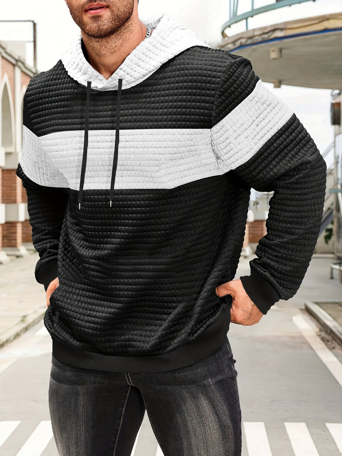 Herren-Hoodie mit Farbverlauf in einer stilvollen Produktansicht