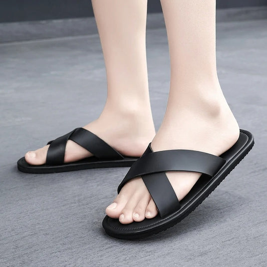 Tom Hollinger | Minimalistische Cross-Strap Sandale