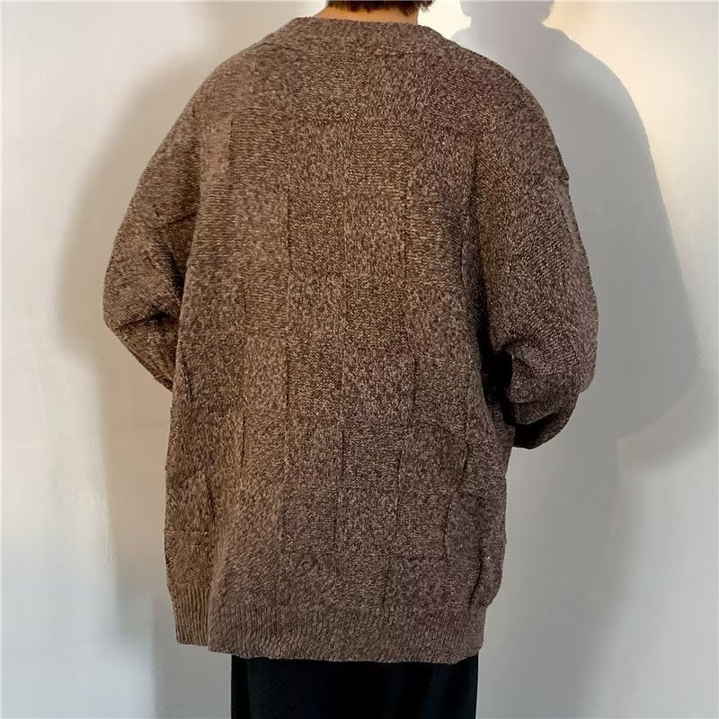 Detailansicht des Rautenmusters am Herrenpullover