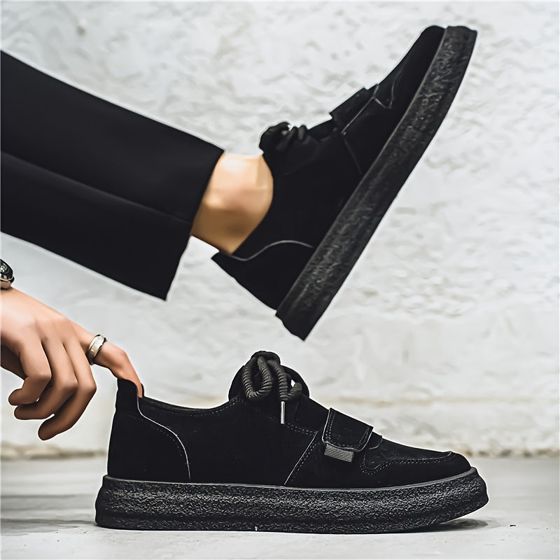 Herren Wildleder Sneaker als Paar auf hellem Hintergrund