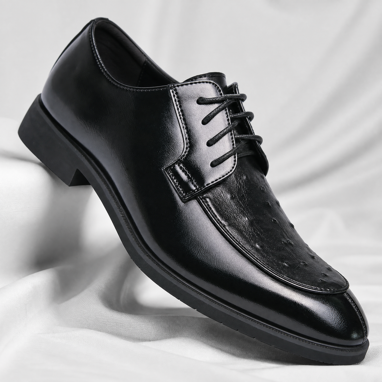 Herren Lederschuhe in schräger Perspektive mit edlem Finish