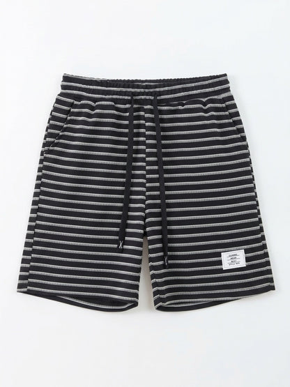 Herren Shorts mit Streifenmuster am Model in ganzer Länge