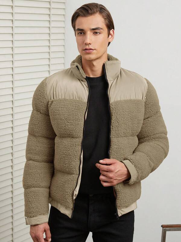 Locker sitzende waldgrüne Jacke mit verstellbarer Kapuze