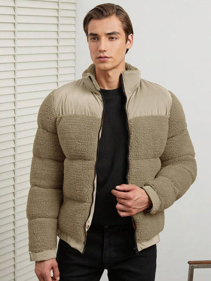 Locker sitzende waldgrüne Jacke mit verstellbarer Kapuze