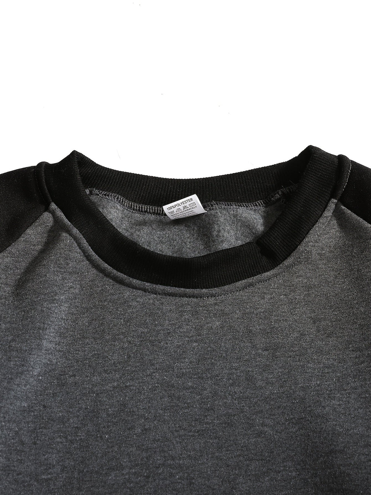 Nahaufnahme der Raglanärmel am legeren Herren-Sweatshirt