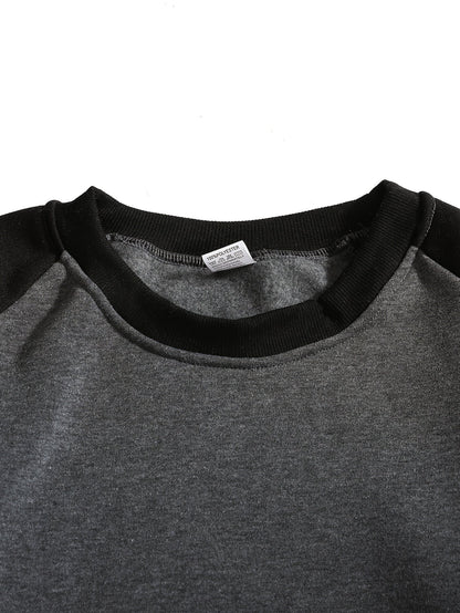 Nahaufnahme der Raglanärmel am legeren Herren-Sweatshirt