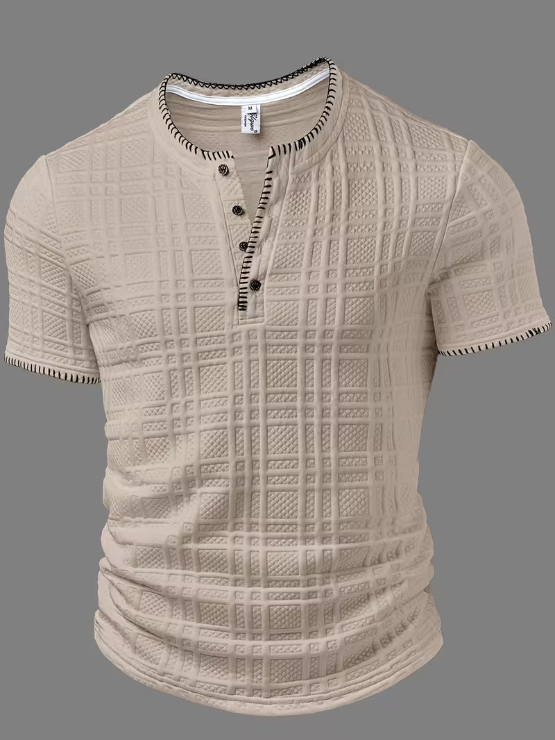 Detail der kurzen Ärmel am strukturierten Herren Henley-T-Shirt