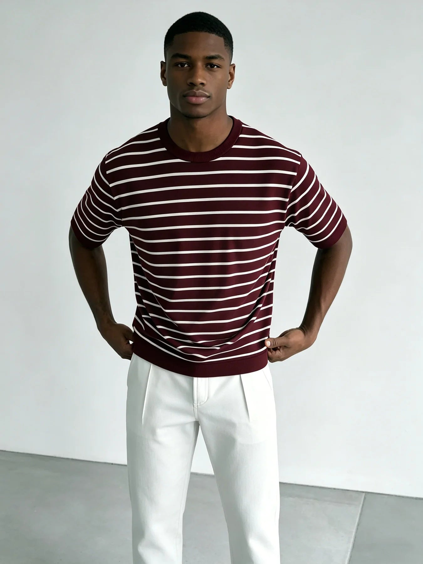 Herren Gestreiftes Polyester-Strick T-Shirt mit Rundhalsausschnitt Weinrot