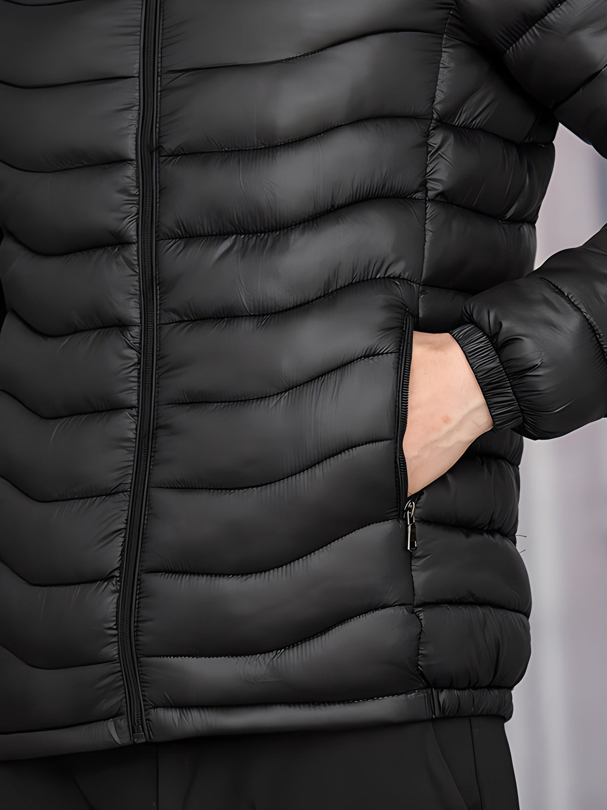 Detailansicht der abnehmbaren Kapuze an der Steppjacke