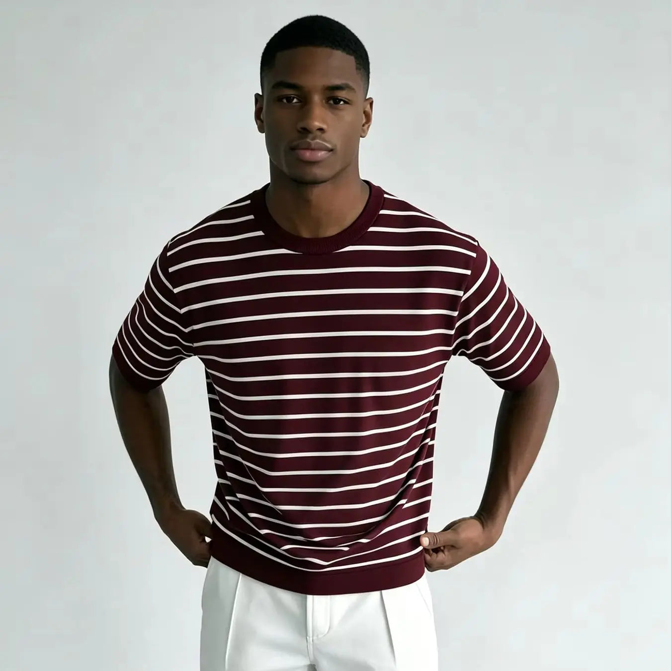 Herren Gestreiftes Polyester-Strick T-Shirt mit Rundhalsausschnitt Weinrot