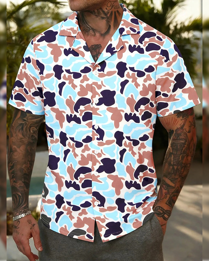 Detailansicht des Camouflage-Kurzarmhemds für Herren mit Knopfleiste