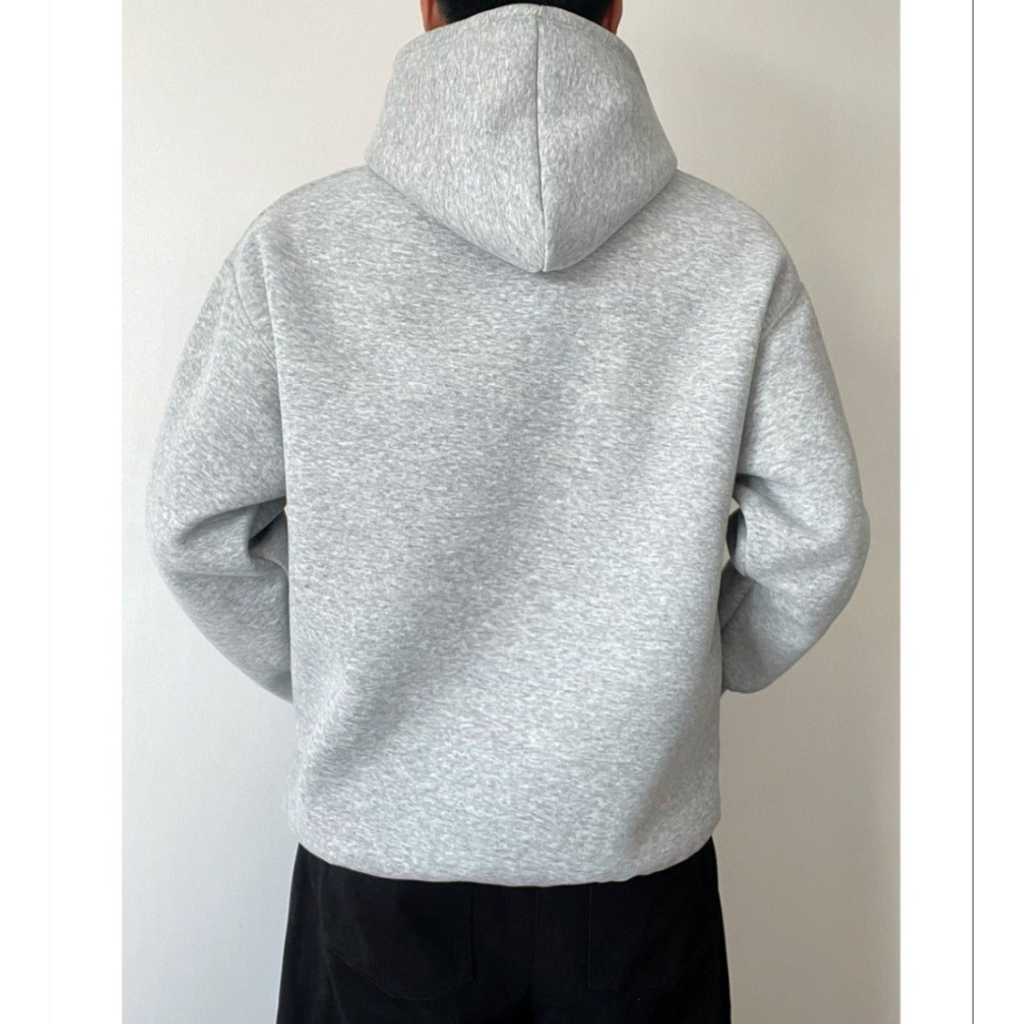 Rückansicht des lässigen Herren-Hoodies mit langen Ärmeln