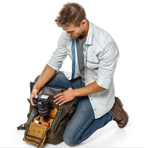 Tom Hollinger |  Canvas- und Leder-Rucksack im Vintage-Kamera-Stil