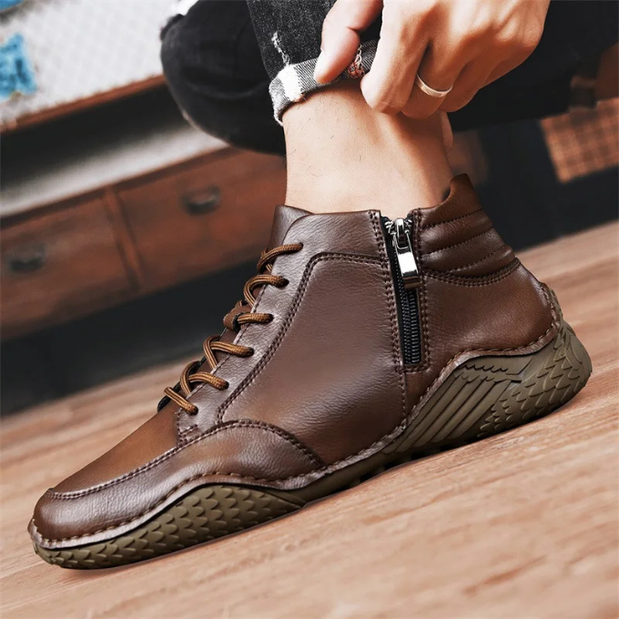 Robuste Herrenstiefel aus Leder auf neutralem Hintergrund