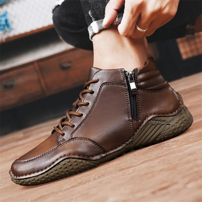 Robuste Herrenstiefel aus Leder auf neutralem Hintergrund
