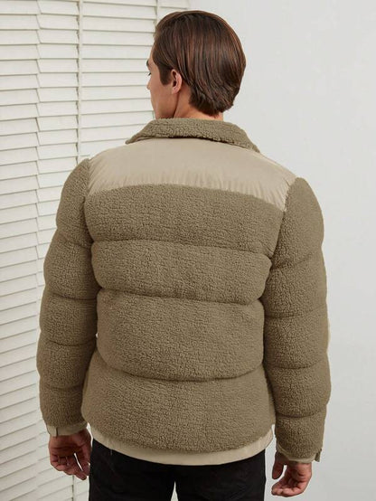 Locker sitzende waldgrüne Jacke mit verstellbarer Kapuze