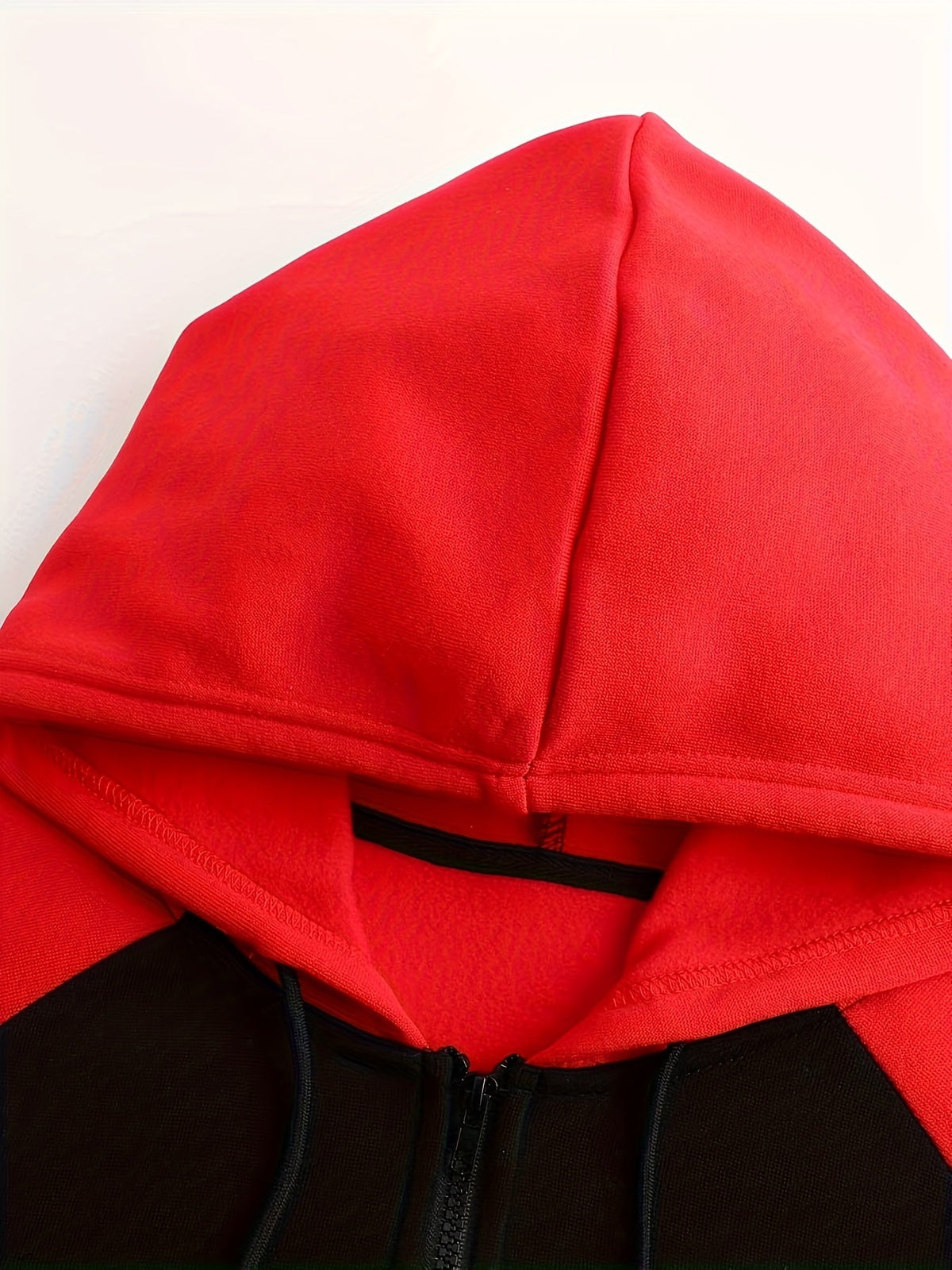 Rückansicht der Kapuzenjacke mit Farbverlauf