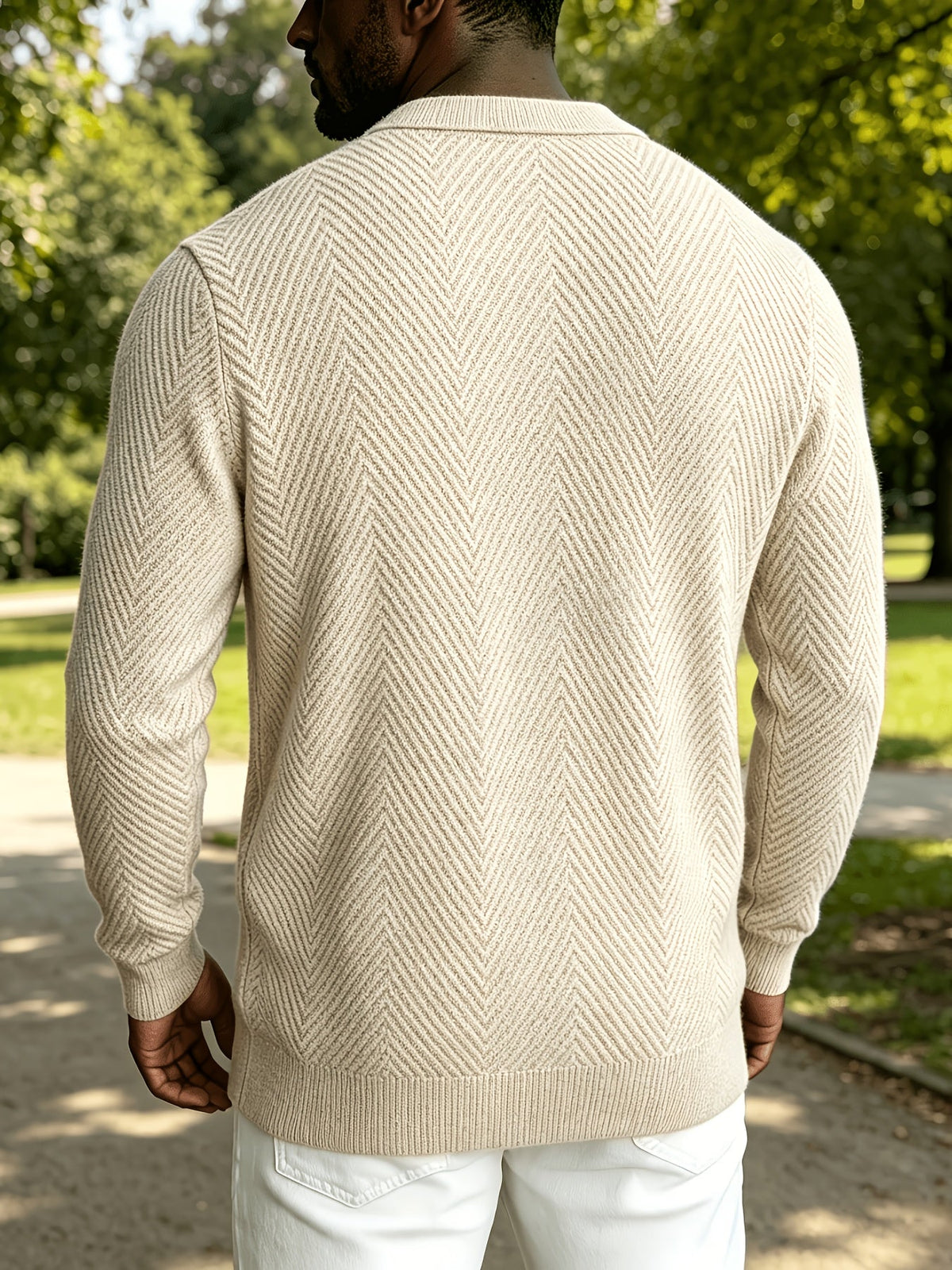 Seitliche Ansicht der Herren-Strickjacke mit Chevron-Muster