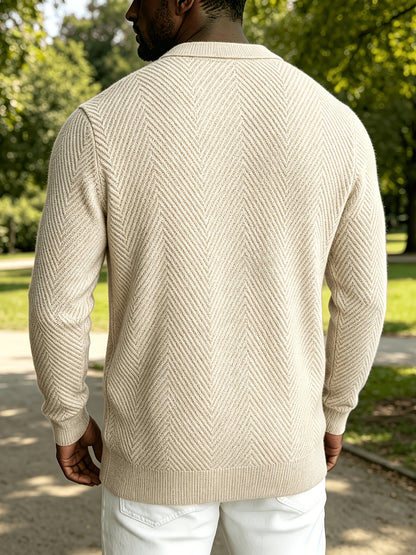 Seitliche Ansicht der Herren-Strickjacke mit Chevron-Muster