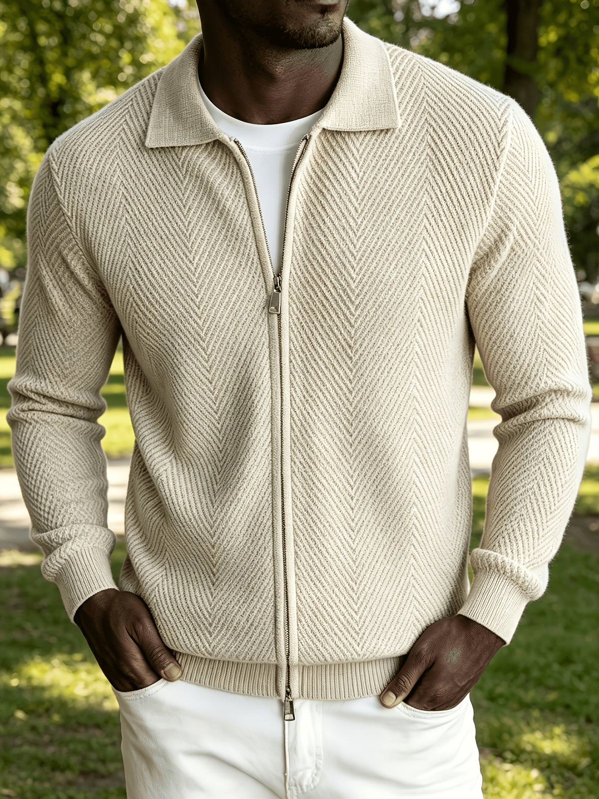 Herren-Strickjacke mit Chevron-Muster und Reißverschluss, Vorderansicht