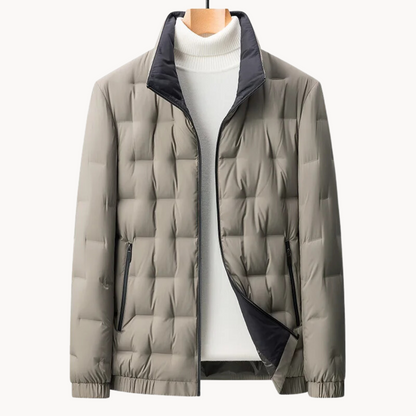 Herren-Steppjacke als vielseitige Übergangsjacke dargestellt