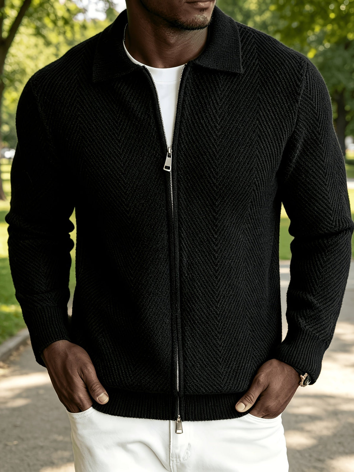 Reißverschluss und Kragen der Herren-Strickjacke im Detail