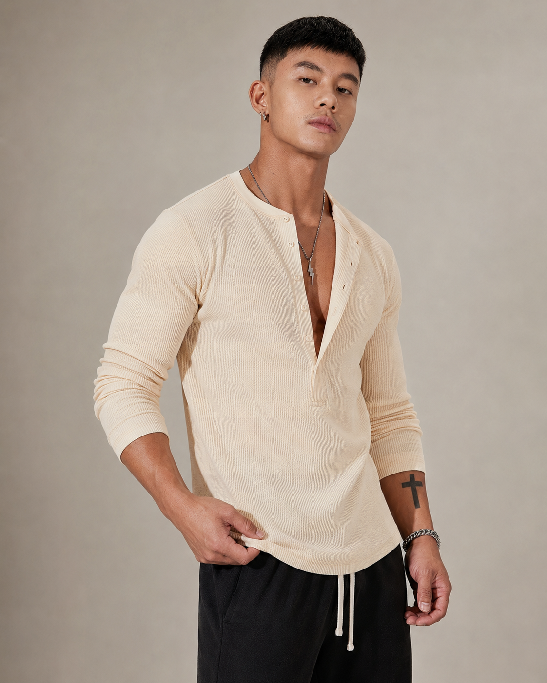 Detailansicht der Halbknopfleiste am Herren-Rippstrickpullover