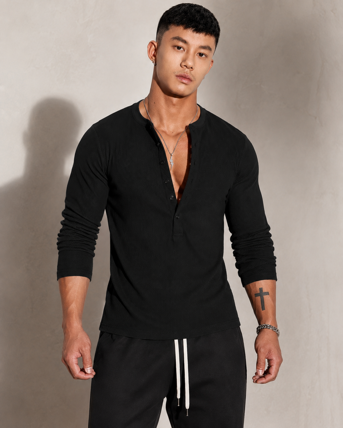 Gerippter Strickstoff des Herrenpullover im Nahbild
