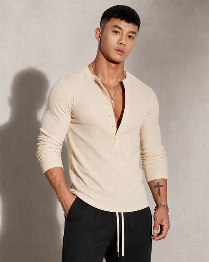 Herren-Rippstrickpullover mit gerippter Struktur und Halbknopfleiste
