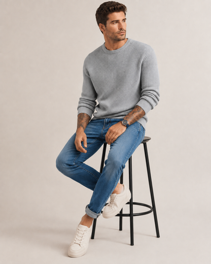 Herrenpullover aus Strick in einer stilvollen Gesamtansicht