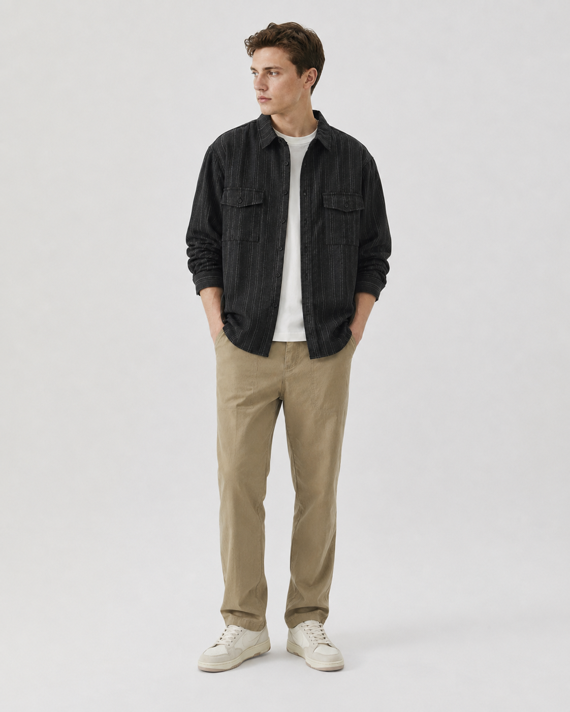 Rückansicht des gestreiften Cord-Overshirts für Herren