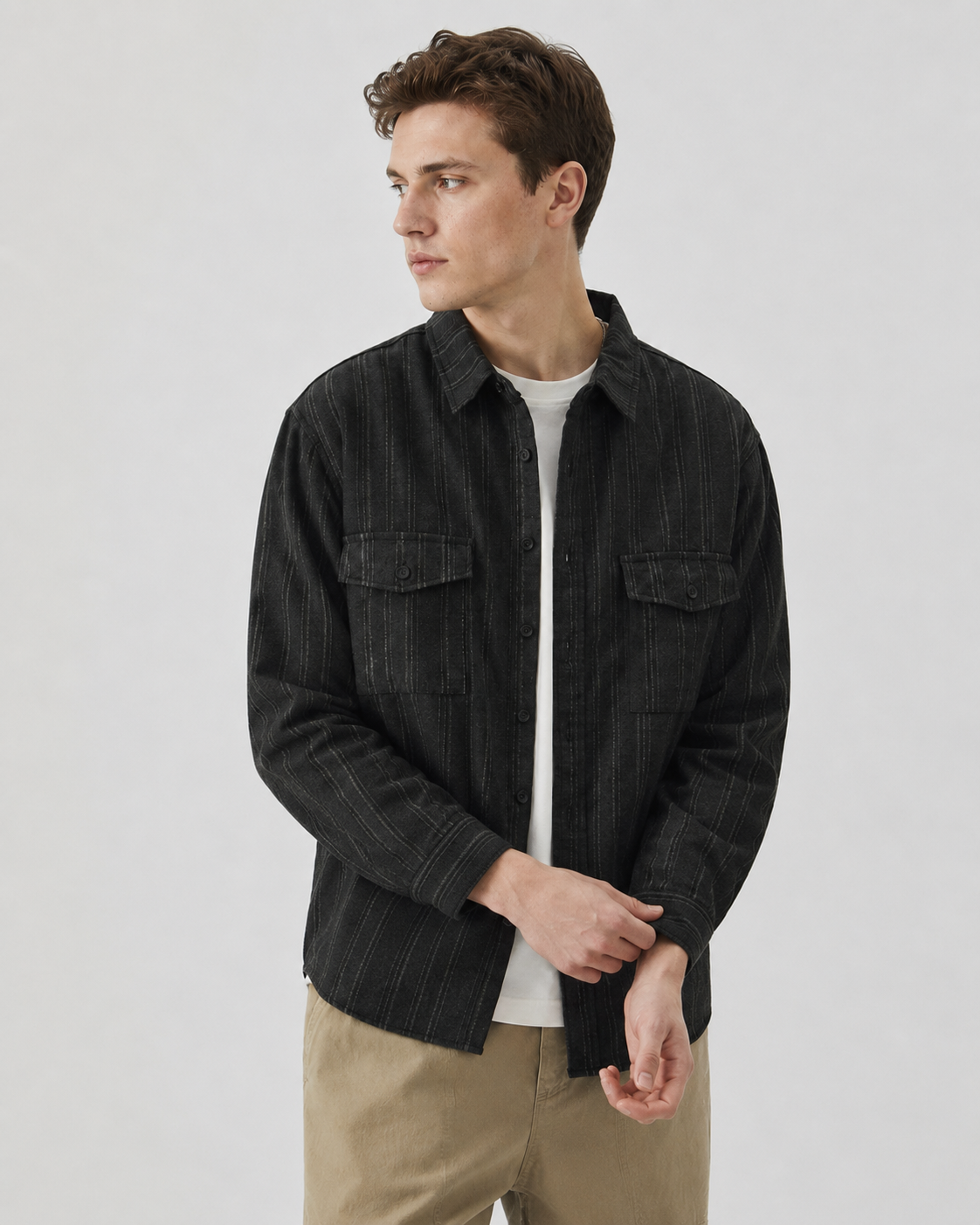Detailansicht einer Brusttasche am Cord-Overshirt