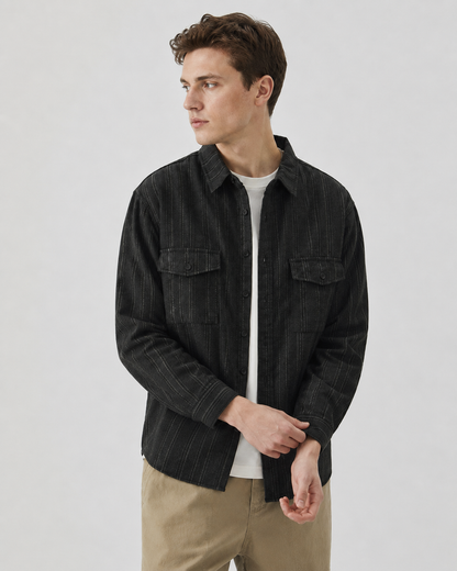 Detailansicht einer Brusttasche am Cord-Overshirt