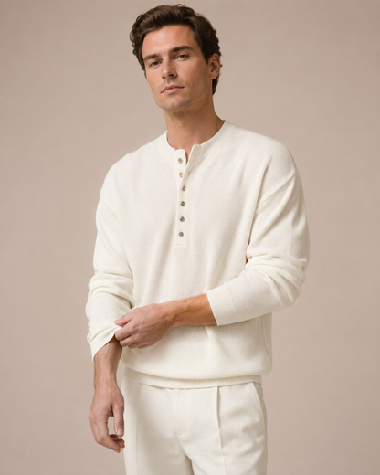 Nahaufnahme des strukturierten Strickstoffs am Henley-Shirt