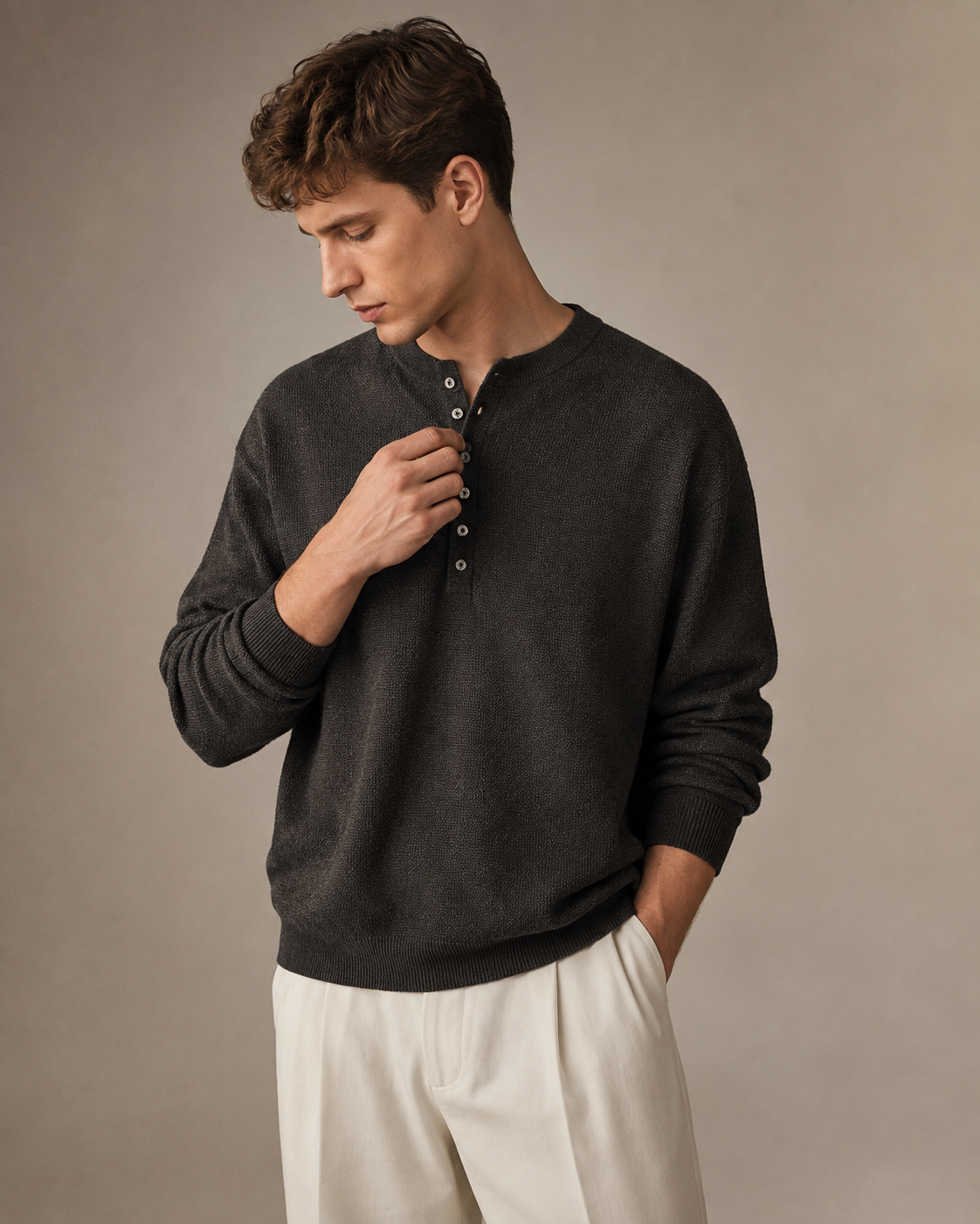 Detailansicht der Knopfleiste am Strick-Henley-Shirt