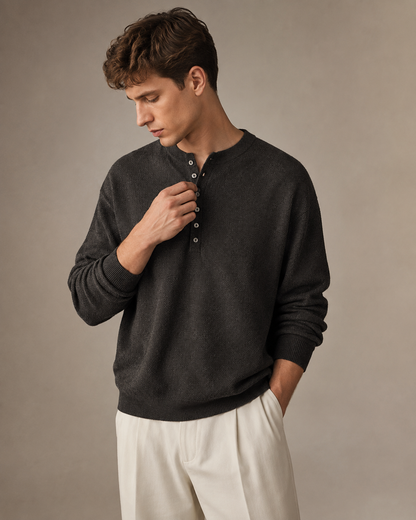 Detailansicht der Knopfleiste am Strick-Henley-Shirt