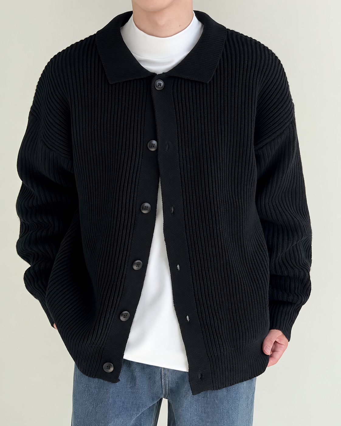 Detailansicht der Knopfleiste an der gerippten Strickjacke